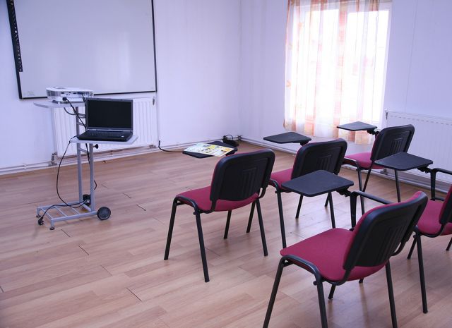 Sala multimedia cu scaune Leda cu masuta si un suport pentru laptop