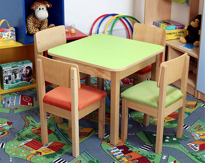 Masuta si scaune  din lemn masiv pentru copii